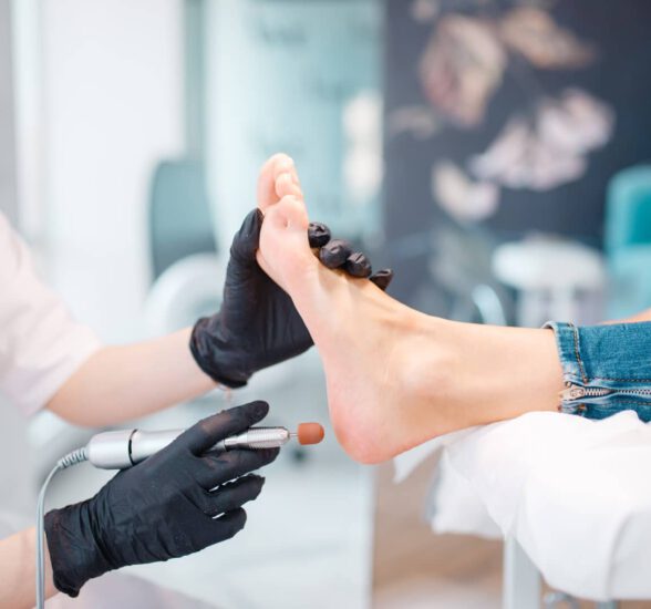 beautician-salon-foot-polish-procedure-3GWATK4 (1)
